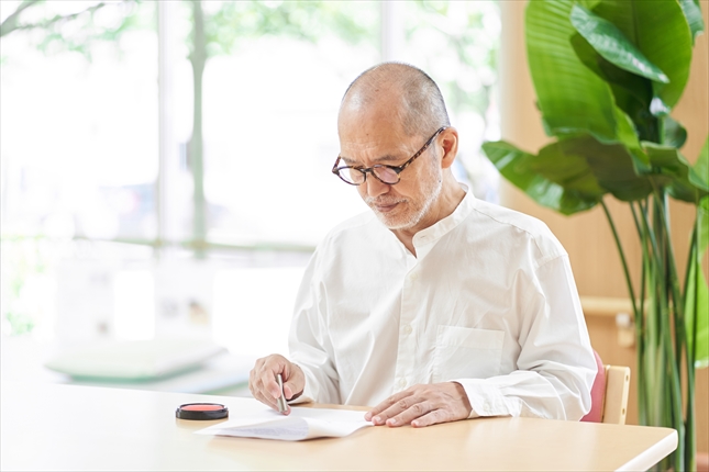 契約書にサイン